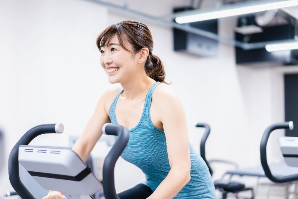 早朝、笑顔でバイクトレーニング