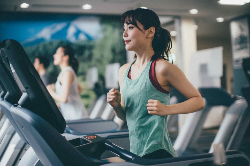 SynerGym ランニングで活ききとトレーニングする女性