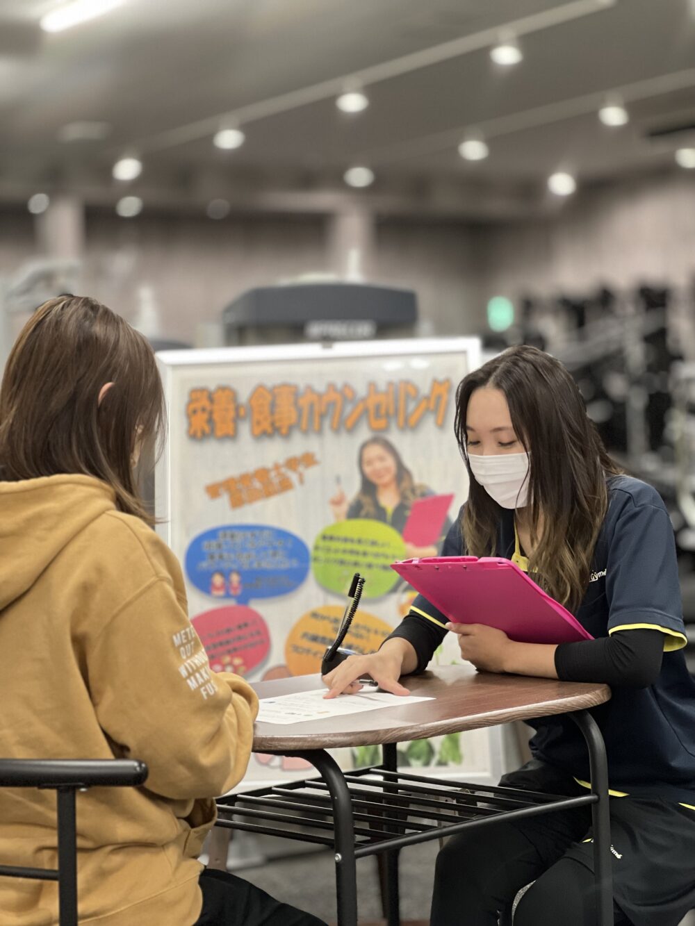 女性会員と栄養カウンセラー カウンセリング中