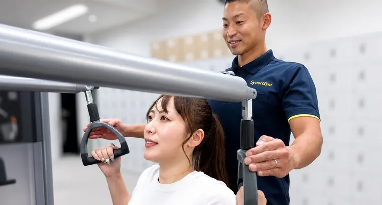 スタッフがマシンの使い方を実際に見せながら説明