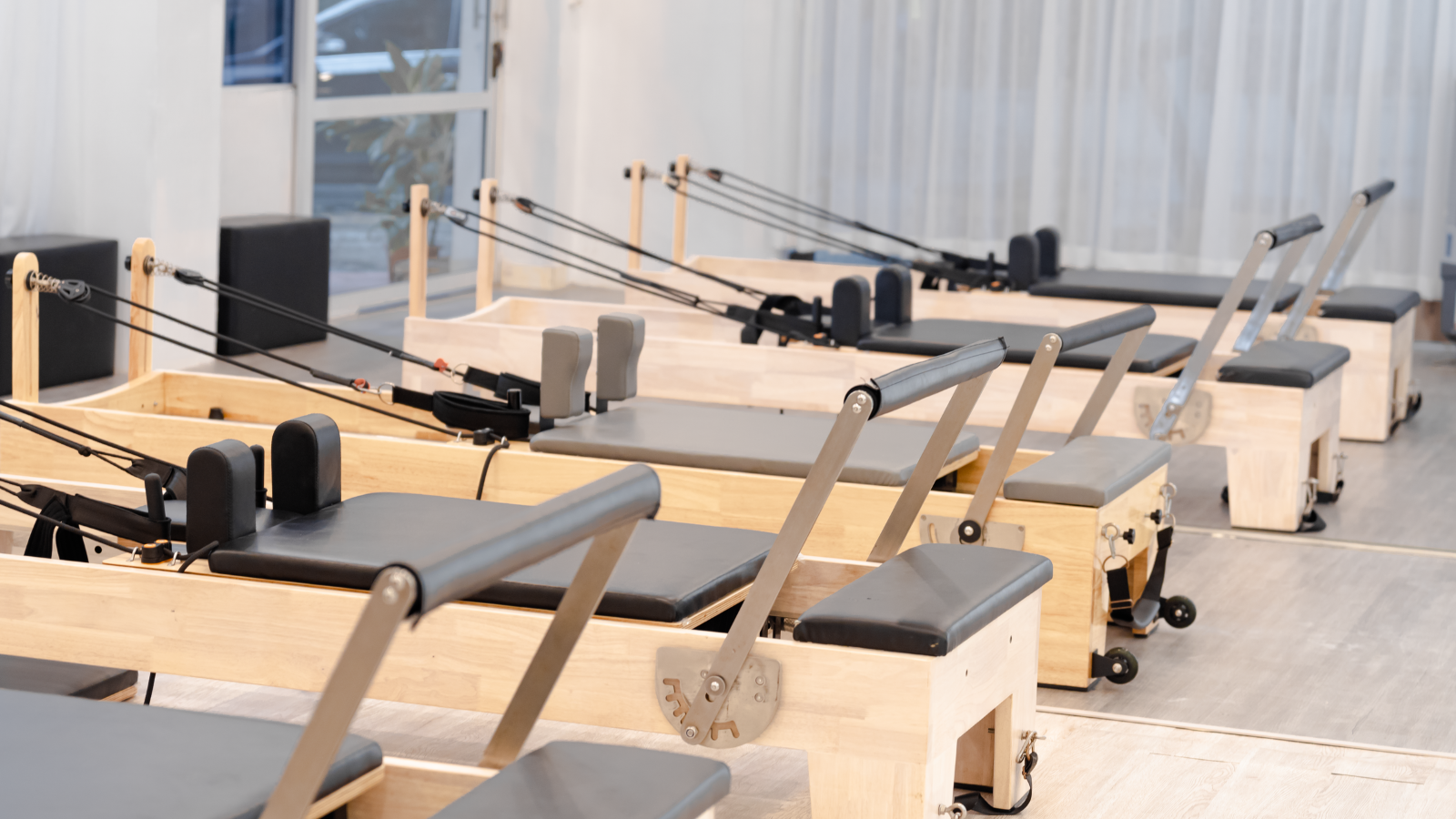 マシンピラティスを行う女性