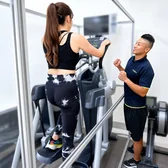 24時間ジムで自分のペースでトレーニングする会員