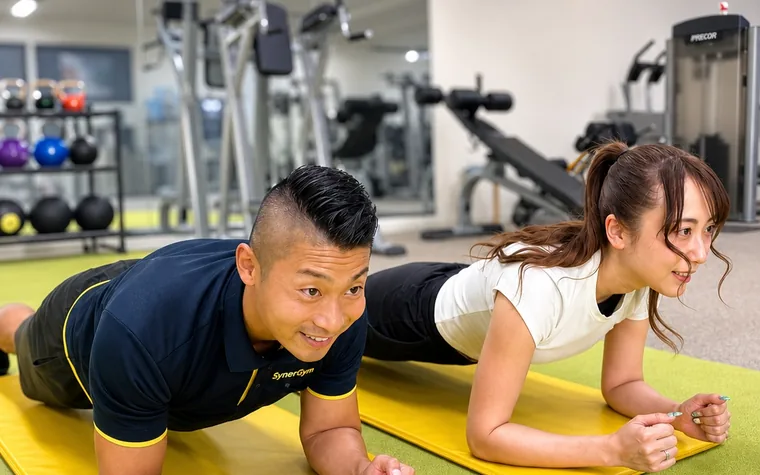 トレーナーと一緒に体幹トレーニングに取り組む会員