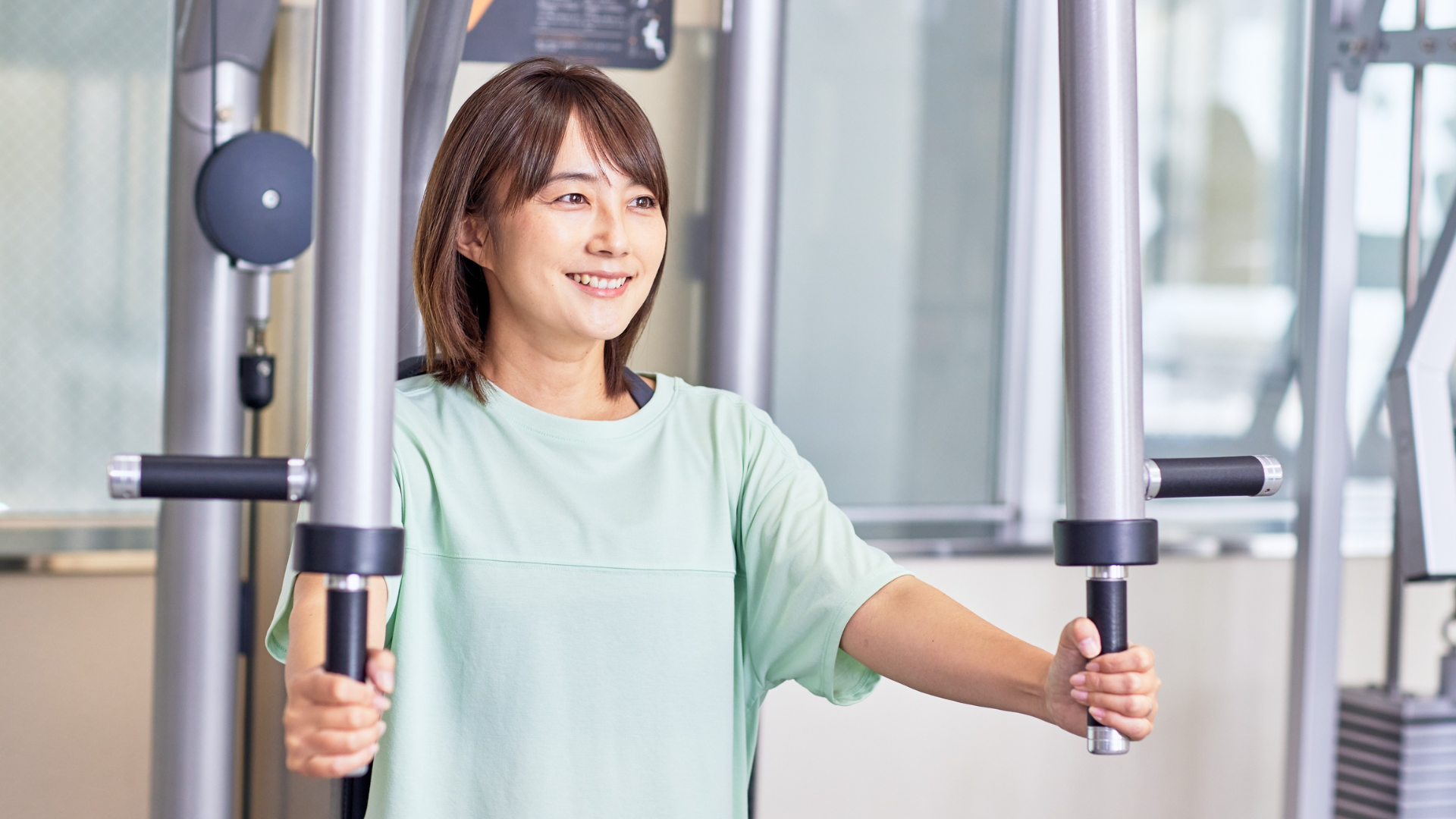 ペックフライマシンでトレーニングする女性